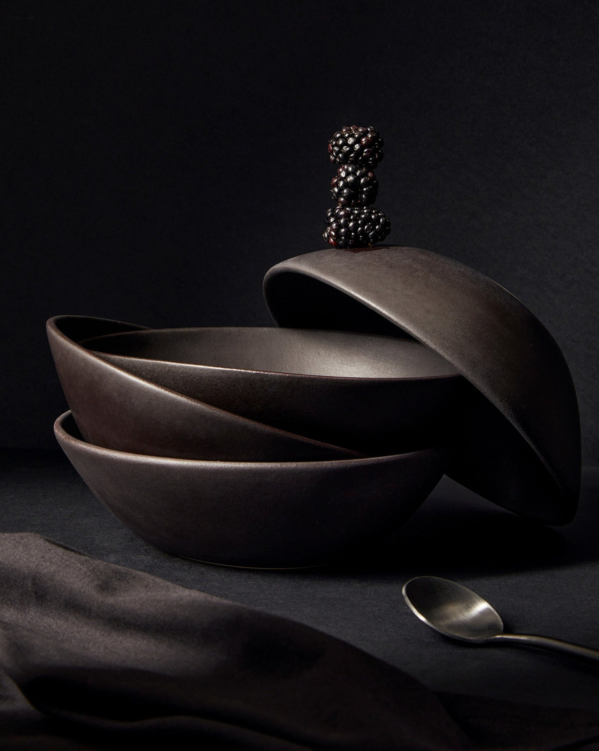 handmade, artisan made, matte black, matte finish, plate, dessert plate, assiette à dessert, noir mat, artisan made fait à la main, arisanal, intemporel, design, dadasi, gharyan stoneware, ethically made, ethique, fair trade, commerce équitable, soup bowl, bol à soupe, poke bowl