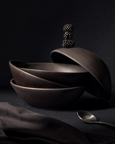 handmade, artisan made, matte black, matte finish, plate, dessert plate, assiette à dessert, noir mat, artisan made fait à la main, arisanal, intemporel, design, dadasi, gharyan stoneware, ethically made, ethique, fair trade, commerce équitable, soup bowl, bol à soupe, poke bowl