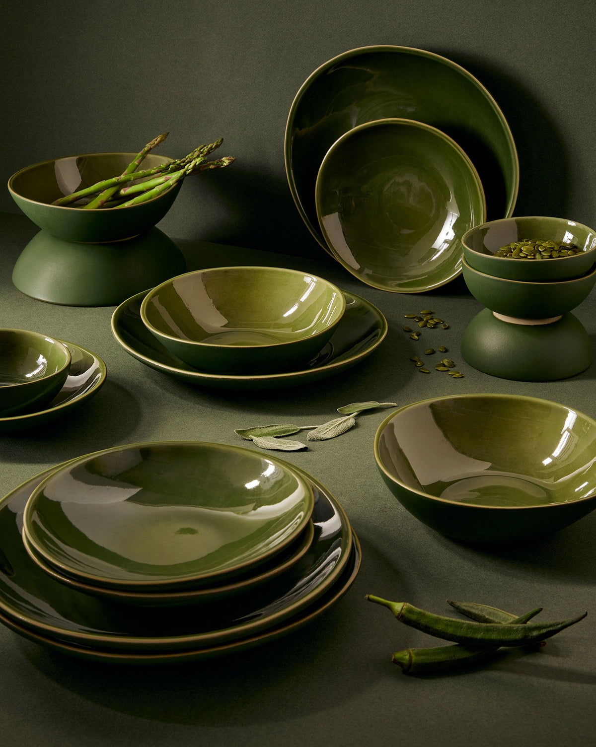 handmade, artisan made, matte green/glazed green,, matte finish, plate, dinner plate, pasta plate, salad plate, assiette à diner, assiette à pate, salad plate, vert mat/vert brillant, artisan made fait à la main, arisanal, intemporel, design, dadasi, gharyan stoneware, ethically made, ethique, fair trade, commerce équitable, dinnerset, dinnerware set, set de table, ensemble de vaisselle, assiette à dessert, bol, bowl, cereal bowl, bol pour céréale, famille, diner, family dinner