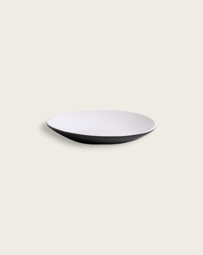 handmade, artisan made, matte black/ glazed white, matte finish, plate, dinner plate, assiette à diner, noir mat/ blanc brillant, artisan made, fait à la main, arisanal, intemporel, design, dadasi, gharyan stoneware, ethically made, ethique, fair trade, commerce équitable