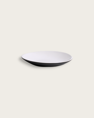 handmade, artisan made, matte black/ glazed white, matte finish, plate, dinner plate, assiette à diner, noir mat/ blanc brillant, artisan made, fait à la main, arisanal, intemporel, design, dadasi, gharyan stoneware, ethically made, ethique, fair trade, commerce équitable