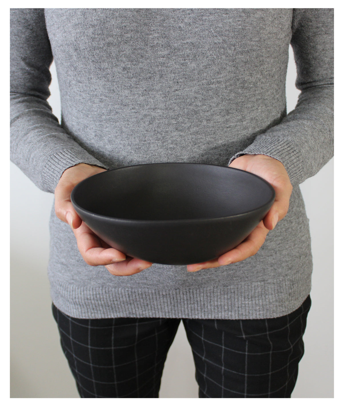 handmade, artisan made, matte black, matte finish, plate, dessert plate, assiette à dessert, noir mat, artisan made fait à la main, arisanal, intemporel, design, dadasi, gharyan stoneware, ethically made, ethique, fair trade, commerce équitable, soup bowl, bol à soupe, poke bowl