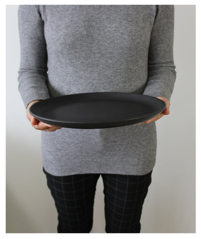 handmade, artisan made, matte black, matte finish, plate, dinner plate, flat plate, assiette plate, assiette à diner, noir mat, artisan made fait à la main, arisanal, intemporel, design, EDAN, gharyan stoneware, ethically made, ethique, fair trade, commerce équitable